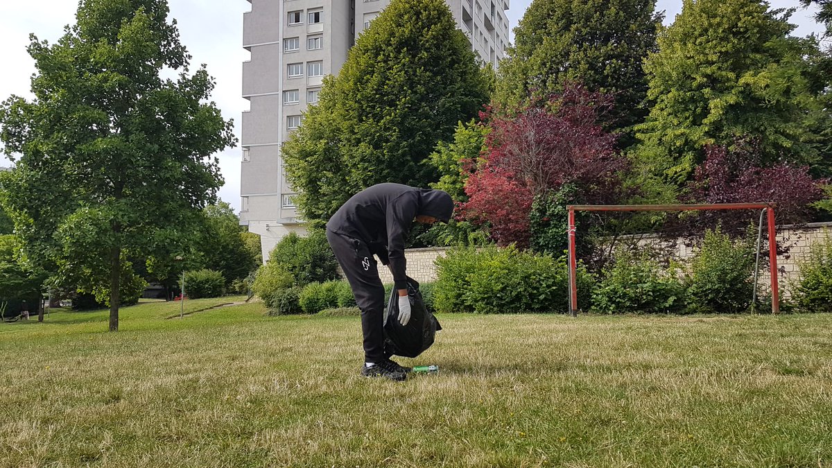 ARetrouvee's tweet photo. Retour en images sur le ramassage citoyen qui a eu lieu quartier Cité Jardins le Dimanche 26 Juin 2022. Merci aux jeunes présent lors de cet action. 
#JeunesseRetrouvee #Citoyenneté #Cachan #Solidarite https://t.co/wzClhjPzAT