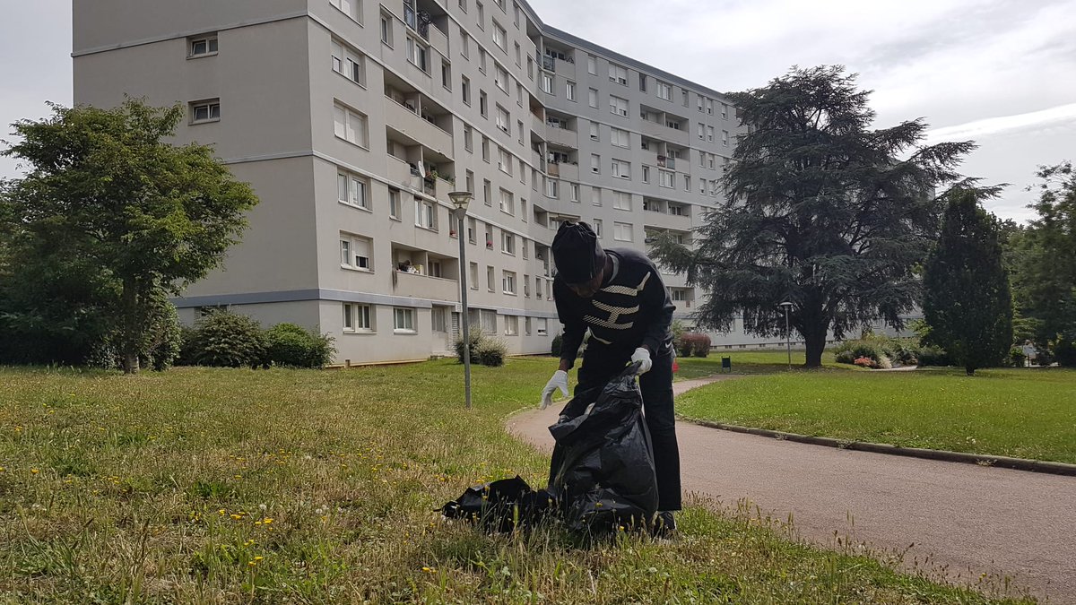 ARetrouvee's tweet photo. Retour en images sur le ramassage citoyen qui a eu lieu quartier Cité Jardins le Dimanche 26 Juin 2022. Merci aux jeunes présent lors de cet action. 
#JeunesseRetrouvee #Citoyenneté #Cachan #Solidarite https://t.co/wzClhjPzAT