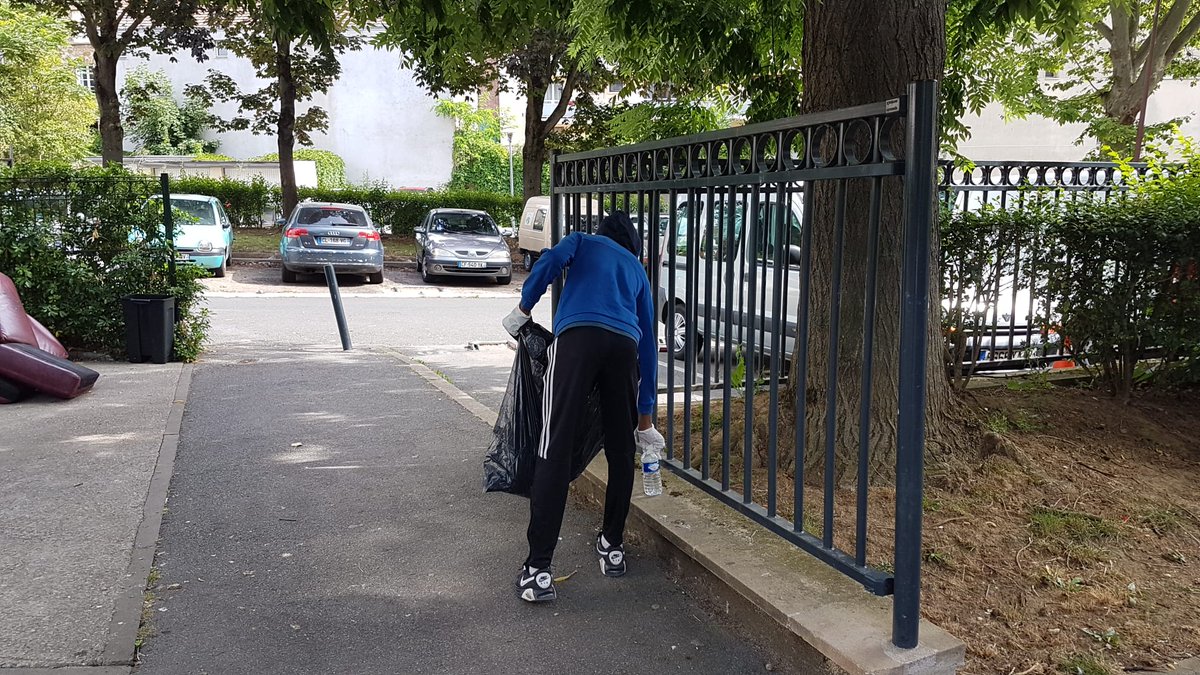 ARetrouvee's tweet photo. Retour en images sur le ramassage citoyen qui a eu lieu quartier Cité Jardins le Dimanche 26 Juin 2022. Merci aux jeunes présent lors de cet action. 
#JeunesseRetrouvee #Citoyenneté #Cachan #Solidarite https://t.co/wzClhjPzAT