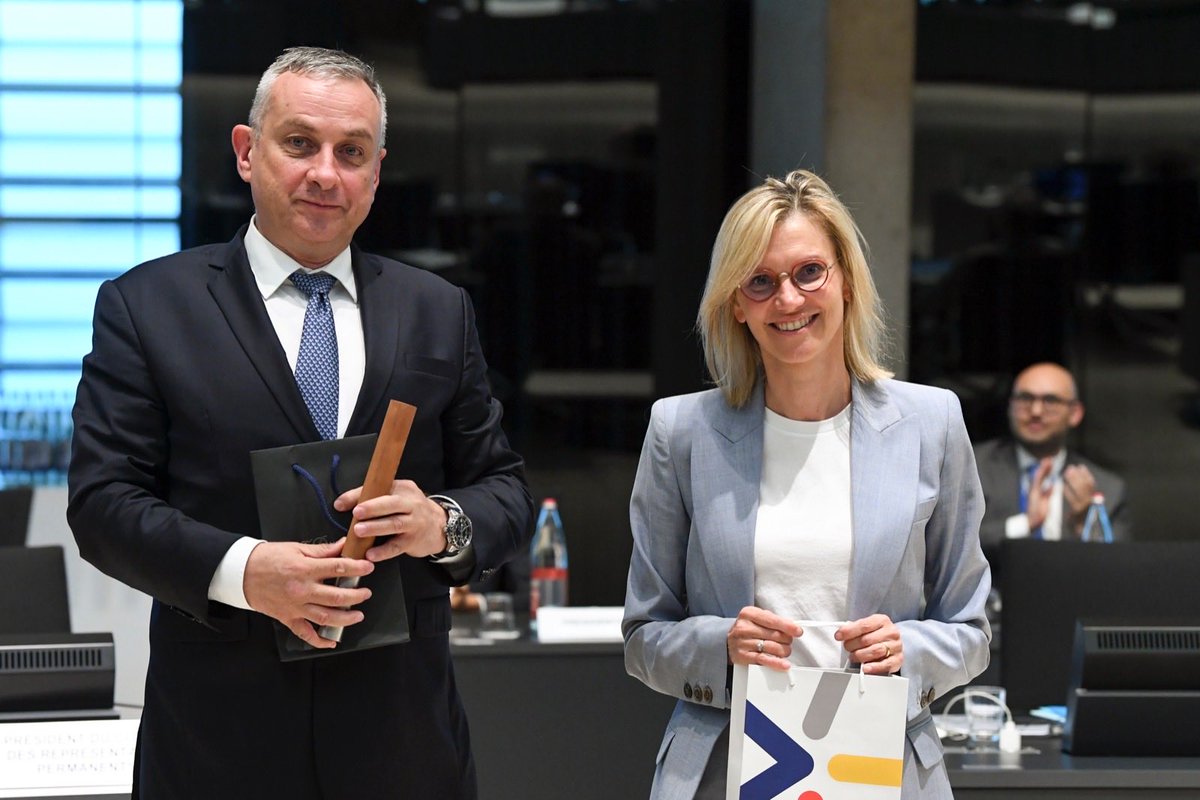 Dnes jsem za 🇨🇿 převzal od 🇫🇷 ministryně <a href="/AgnesRunacher/">Agnès Pannier-Runacher 🇫🇷🇪🇺</a> štafetu v předsedání v Radě ministrů pro energetiku. Vzhledem k energetické válce, kterou proti nám Rusko stupňuje, budeme mít historickou zodpovědnosti zajistit, abychom my i🇪🇺 v této nelehké zkoušce obstáli.