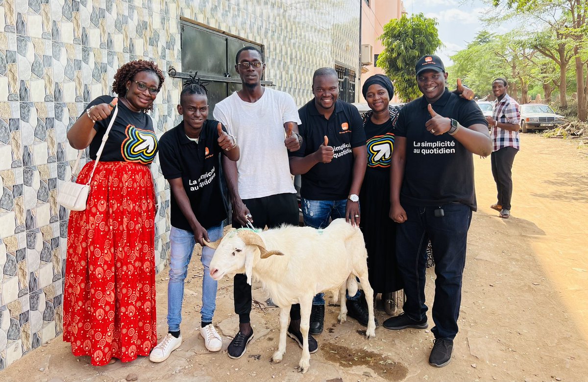 OrangeMoneyMl's tweet photo. Orange Money continue de faire plaisir à ses clients en cette veille de tabaski.
On t’appelle kô ikana saga kelen minei fou falaki, est ce que adan ter ah ?
Tout ça parce que tu es un client Orange Money, le goût de ça !
Revivez en images le sourire de nos heureux clients du jour https://t.co/YWolZveENo