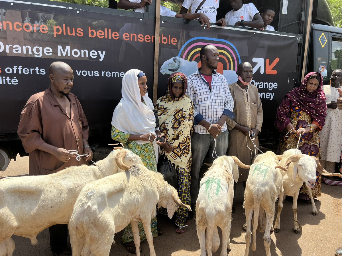 OrangeMoneyMl's tweet photo. Orange Money continue de faire plaisir à ses clients en cette veille de tabaski.
On t’appelle kô ikana saga kelen minei fou falaki, est ce que adan ter ah ?
Tout ça parce que tu es un client Orange Money, le goût de ça !
Revivez en images le sourire de nos heureux clients du jour https://t.co/YWolZveENo