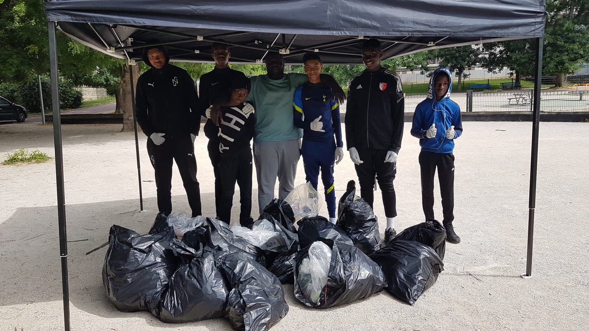 ARetrouvee's tweet photo. Retour en images sur le ramassage citoyen qui a eu lieu quartier Cité Jardins le Dimanche 26 Juin 2022. Merci aux jeunes présent lors de cet action. 
#JeunesseRetrouvee #Citoyenneté #Cachan #Solidarite https://t.co/wzClhjPzAT