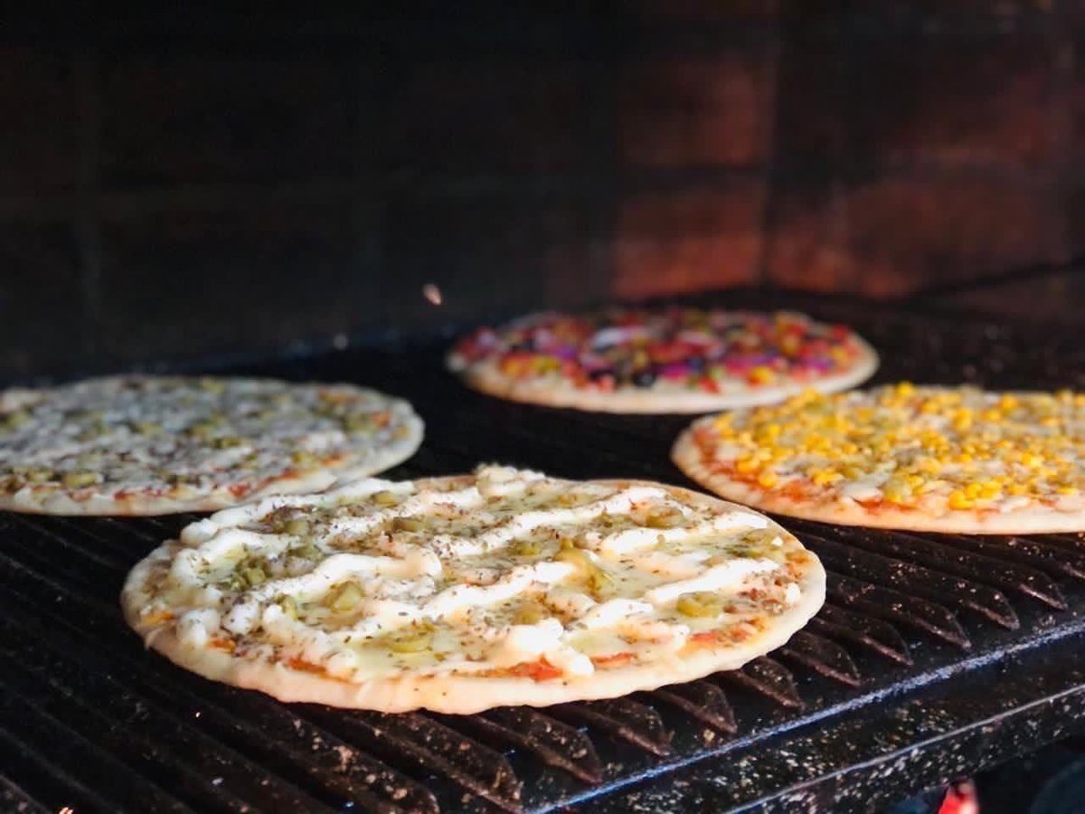 patty_villalbar's tweet photo. Gente necesito por favor que me ayuden dándole RT a esta publicación sipa? 
Tenemos muchísimas ganas de trabajar y cocinar nuestras pizzas a la parrilla para ustedes 🍕
Todo 100% casero; con más de 12 sabores a elección ✨
Cocinamos para todo tipo de eventos 
Contacto: 0981122482 https://t.co/ifRPApd1Ui