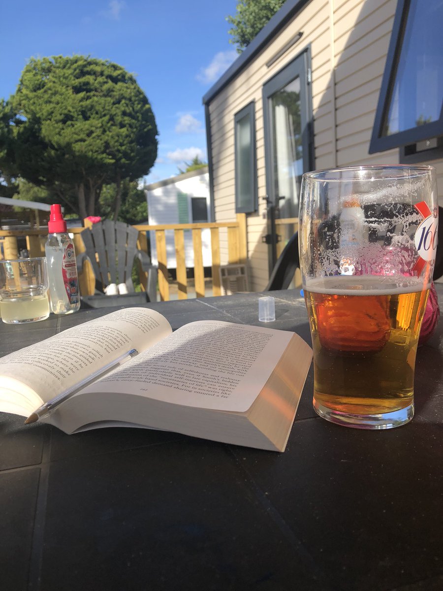 LarryGMaguire's tweet image. greetings from Northwestern France 🍻 The perfect afternoon. #workcanwait #work