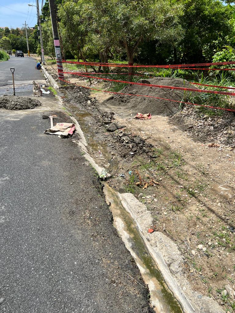 JuntaColinasR's tweet photo. @AlcaldiaDN @CarolinaMejiaG Continuamos como sector resolviendo situaciones que a ustedes como gobierno municipal les corresponde hacer, hemos solicitado colaboración y nos han abandonado... hoy son ustedes, mañana seremos nosotros como zona que nos  olvidaremos de ustedes. https://t.co/x7ytAFcKcm