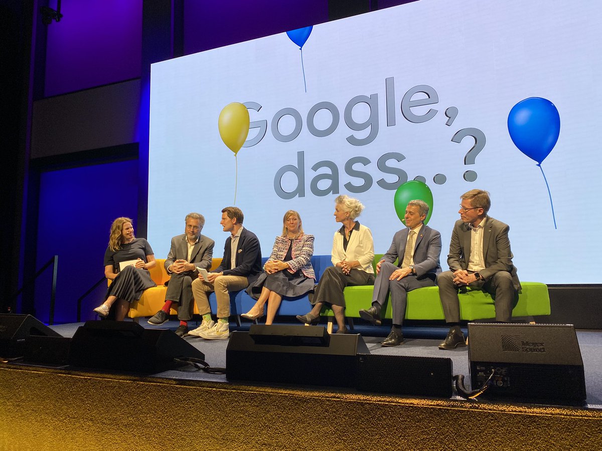 Joel_Mesot's tweet photo. Politicians need courage to create pressure &amp; drive change; they can create a framework supporting companies &amp; universities to match expertise w. demand for skilled labour, say 🇨🇭 President @ignaziocassis &amp; @uhoelzle @ETH_en @EthAlumni @Google #innovation #GrueziGoogle @Google_CH https://t.co/QXBxU2I1cI