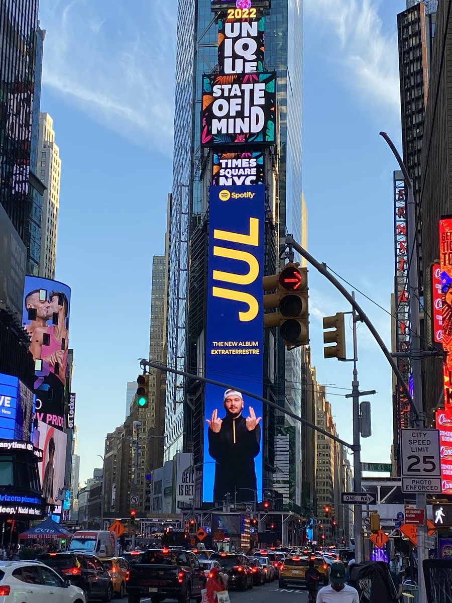 midiminuit__'s tweet photo. Avant j’étais fauché, maintenant à Time Square y’a mon affiche… https://t.co/CDZrCXZ3Iz