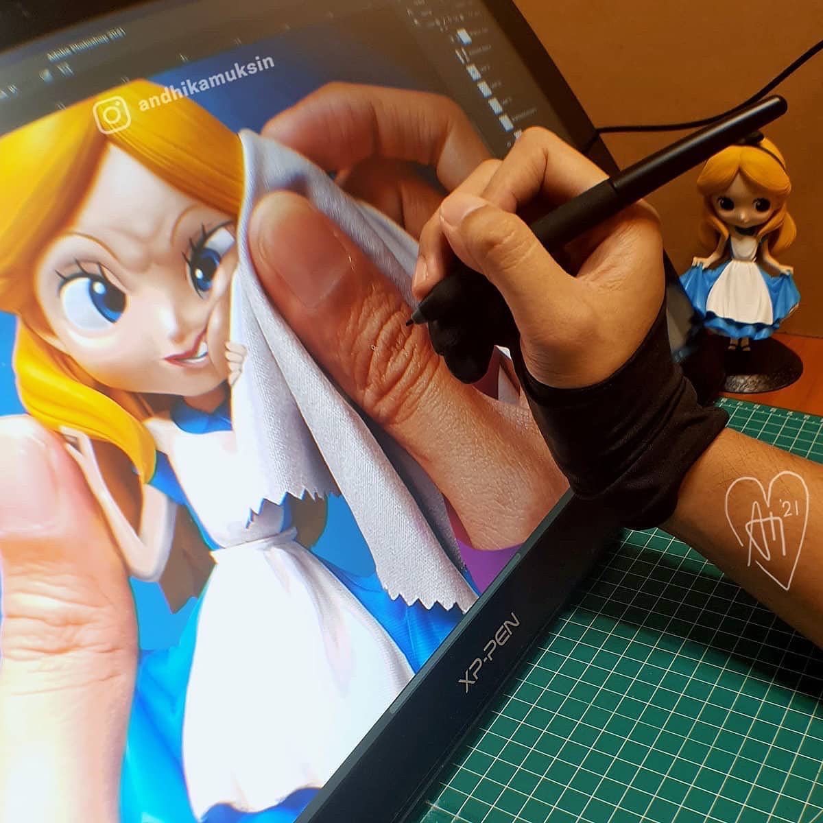 <a href="/AndhikaMuksin/">Andhika Muksin</a> challenged himself to create something a bit more abstract by incorporating #aliceinwonderland figurine toy and digital art. 😉

Gear: #XPPen Artist 22 2nd

#alteredart