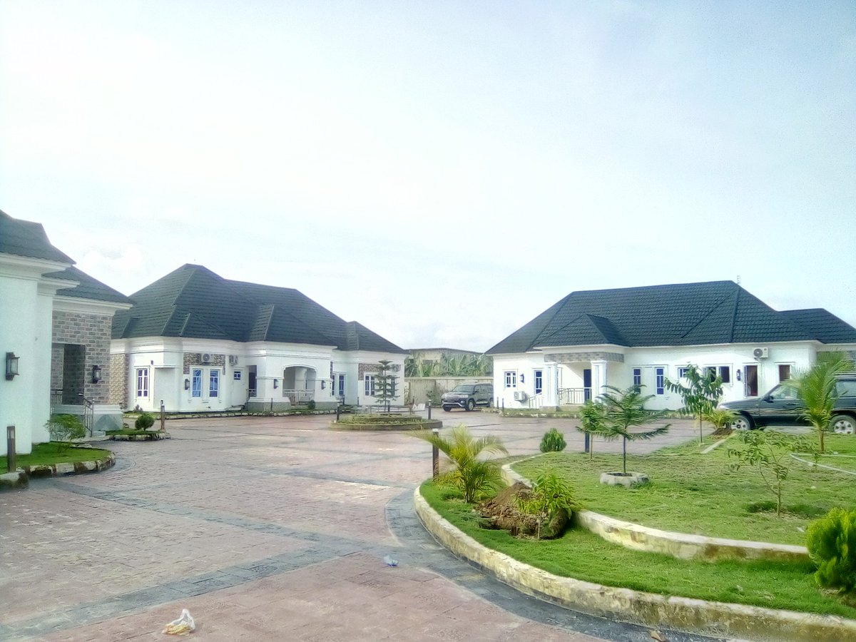GoddyJames's tweet photo. Done and dusted!
3 units of 5 bedrooms, all ensuites, 2 sitting room, 2 dinning + 45 capacity hall + 2 gate house + swimming pool....@ Shelter Afrique, Uyo, Akwa Ibom State.
#AkwaIbomTwitter #TSDesigns #Architects #Uyo https://t.co/x2mvIsRCfS