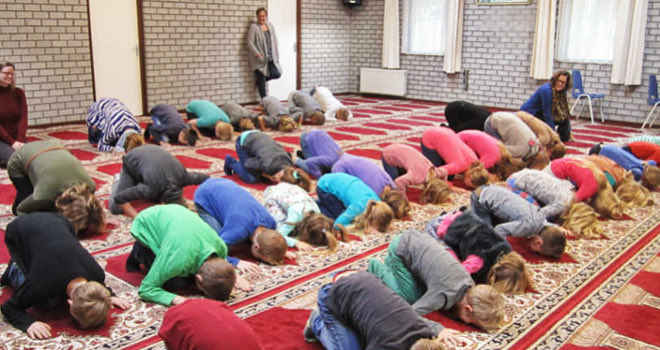 VaushV's tweet photo. Celebrating the supreme court’s ruling affirming the right for teachers to lead prayer in class by leading your students toward the light of Allah https://t.co/8cuHaxqCyw
