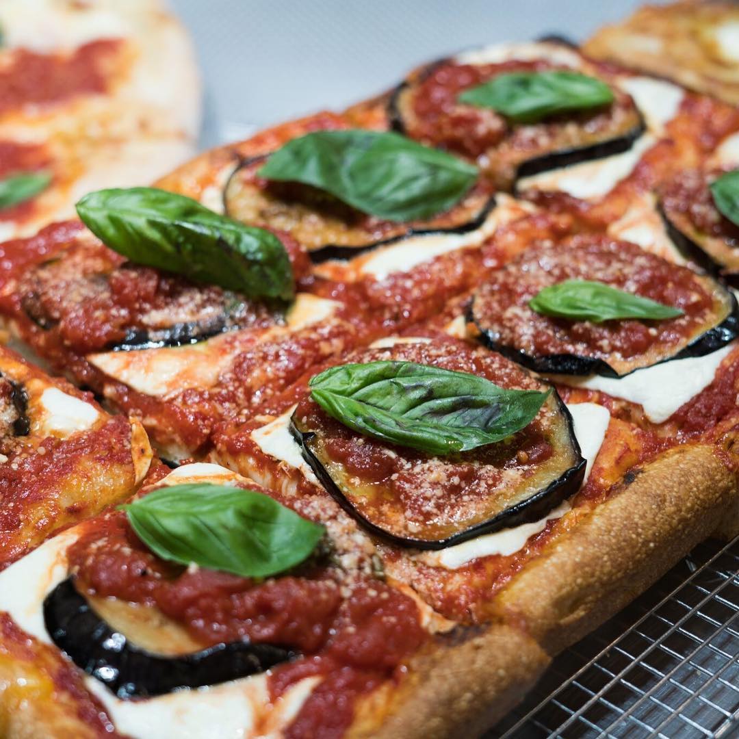 Whatever you're craving, we've got it! 😏😎
.
.
Order on Slice: 1l.ink/4DK2BGC
.
#fresh #pizza #grabaslice #tomatobasil #slice #square #madeinnewyorkpizza #NYEats #PizzaTime #NYPizza