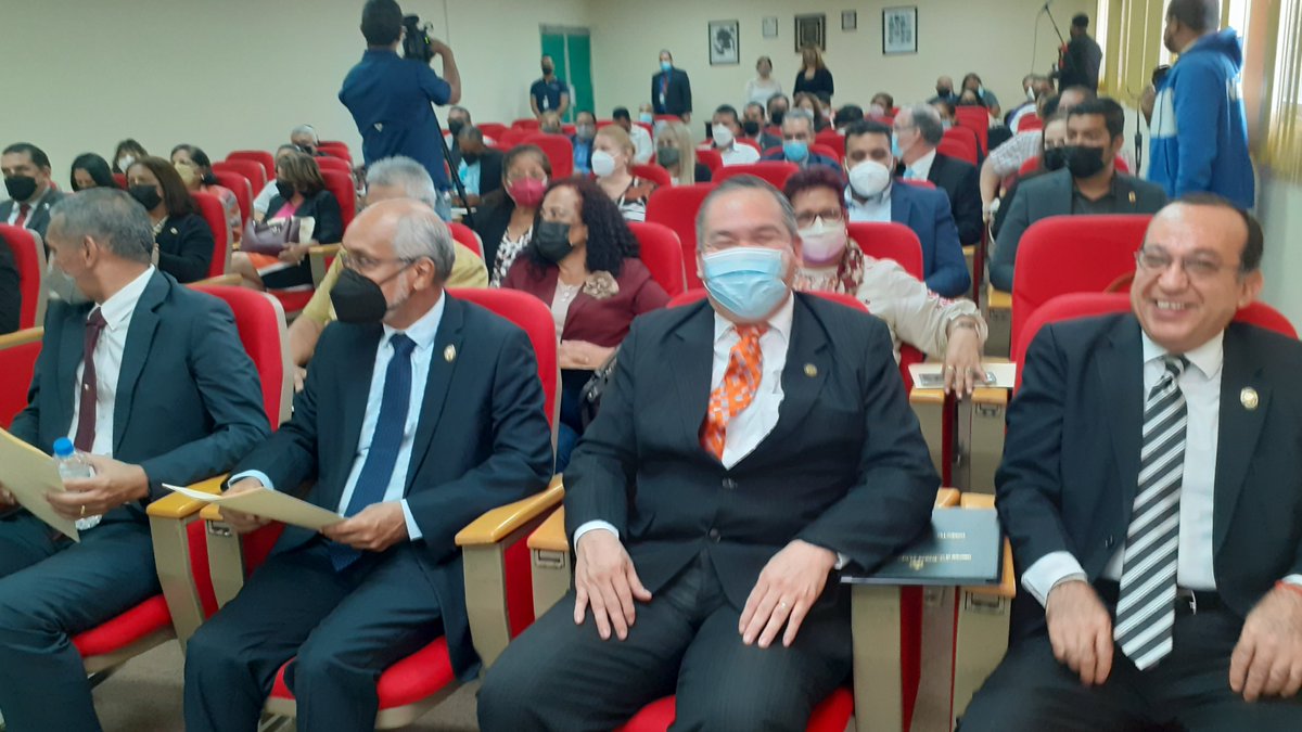 UpViex's tweet photo. El Dr. Francisco Farnum; Director de la OPAC, disertó el tema: Hacia la Preservación de la Extensión, el Ing. Edgar Pérez; presentó la página Web de la VIEX  y la Licda. Paola Navarro; mostró la guía para la presentación de ponencias y posters. https://t.co/HgTF9GCMmM