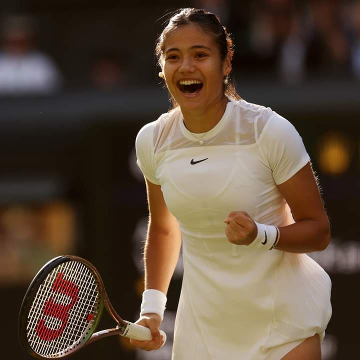 bappi_33's tweet photo. This smile is always enough to make my day. Keep smiling like this and winning matches @EmmaRaducanu . #alwayswithEmma https://t.co/6N0TcPL2N4