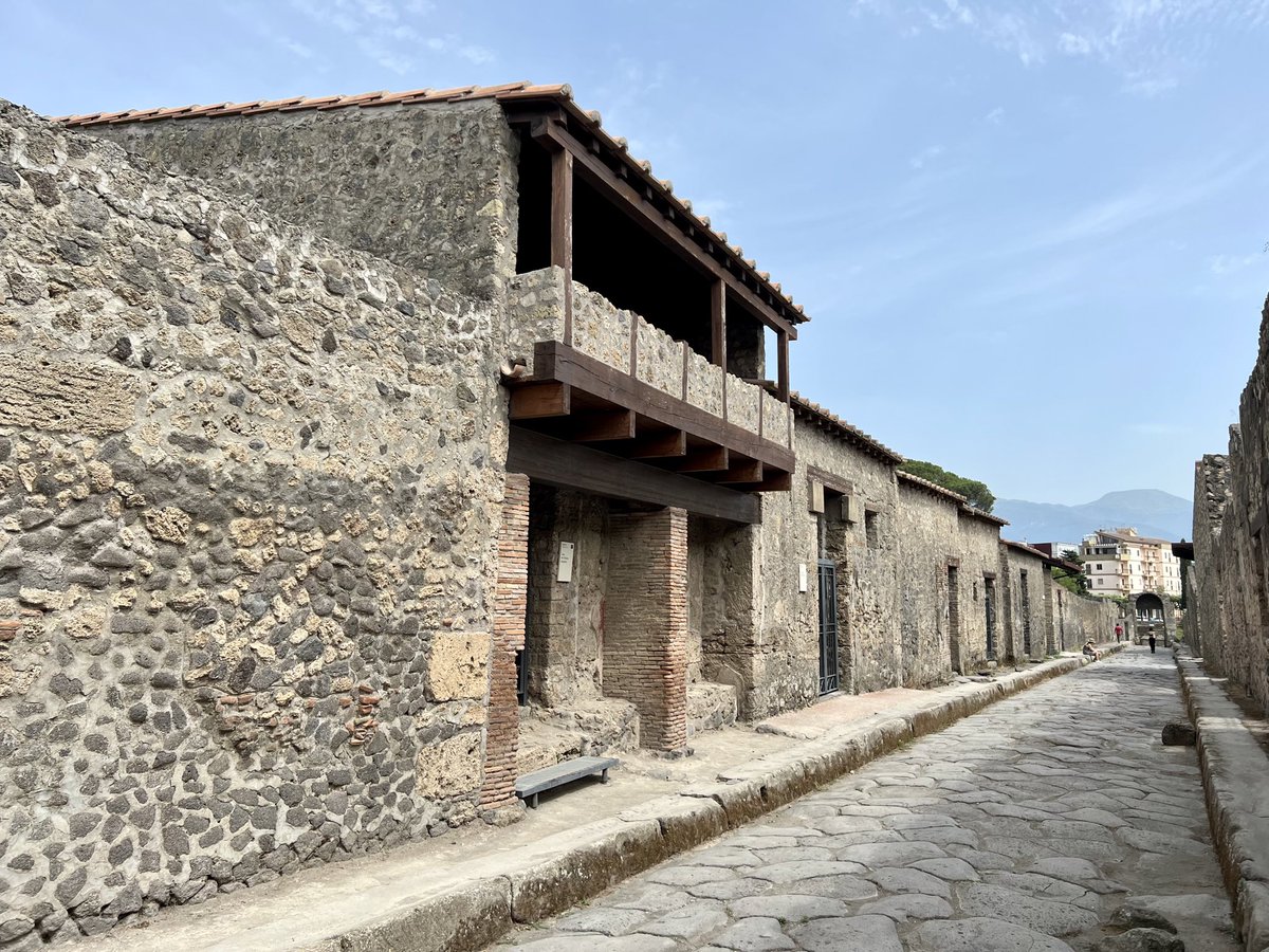 AntiokhosE's tweet photo. Struggling to come up with a way to summarise my day in Pompeii without dry cliches about time-capsules, jaw dropping, and hyperbolic superlatives (it was all of these).

So instead a thread grouping together some of the best parts which stood out (and wowza, what a place) 🧵 https://t.co/afCw8HVNS9