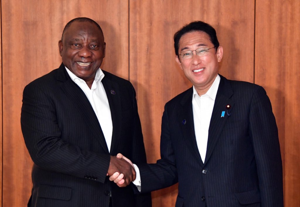 PresidencyZA's tweet photo. 🇿🇦 His Excellency President @CyrilRamaphosa in a bilateral meeting with the 🇯🇵 His Excellency Prime Minister Fumio Kishida of Japan on the margins of the #G7 Leaders’ Summit in Schloss Elmau, Bavaria, Federal Republic of Germany. #BetterAfricaBetterWorld 🌍 https://t.co/AvGTYmPLcx
