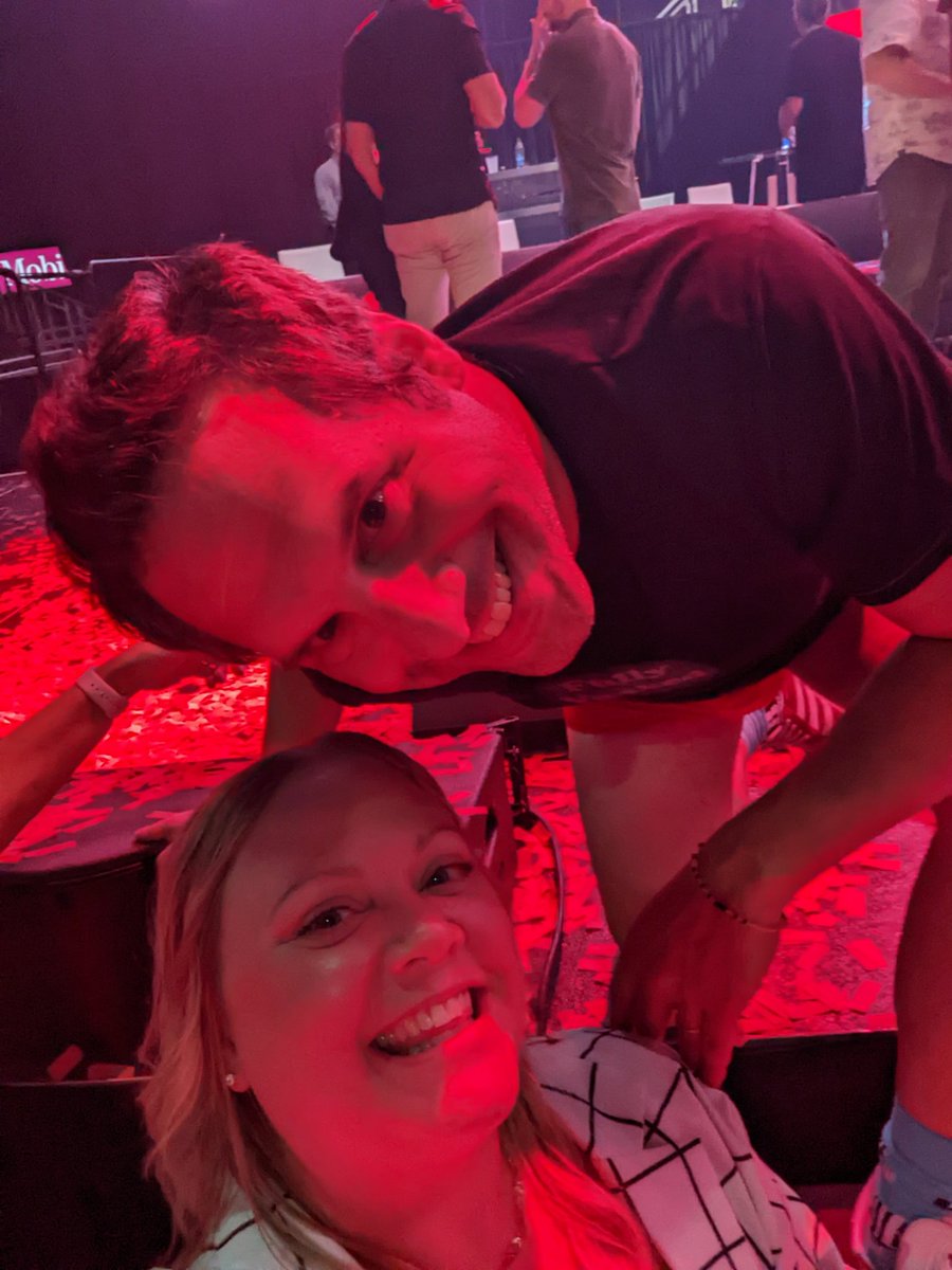 McCuneKatie's tweet photo. @Thezog was hilarious at #bigslickkc! Thank you for letting me grab a selfie! I will never look at red panties the same way again 💀 #thefirstcutisthedeepest https://t.co/hKWoJkMo71