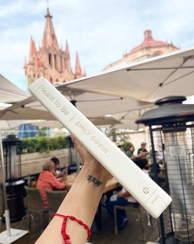 Done ✔️ @emilygiffin did it again. I took my favorite author to one of my favorite cities in Mexico to celebrate my favorite day - my birthday 🎂. It was a pleasure to read it.