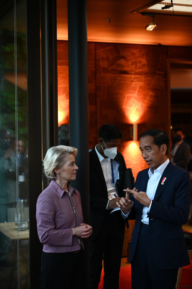vonderleyen's tweet photo. Good to meet President @jokowi

We will work with Indonesia, as Presidency of the G20, on a concerted response to the challenges facing the global economy.

We discussed 🇪🇺 🇮🇩 relations: negotiations for a trade agreement and support for energy transition under #GlobalGateway https://t.co/hVu2aGK78v