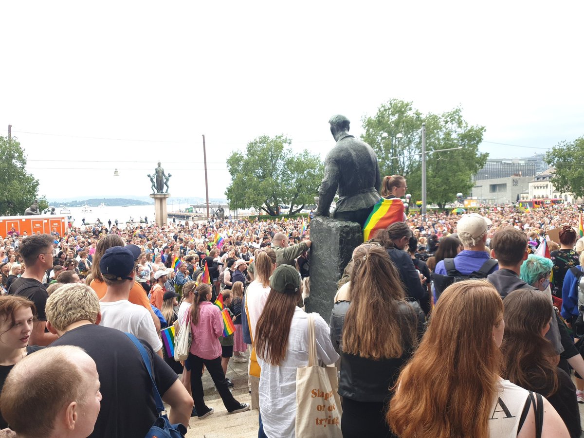 Mycket folk på plats som stöttar HBTQ-rörelsen i Oslo i kväll. Enorm värme strålar genom åhörarna.