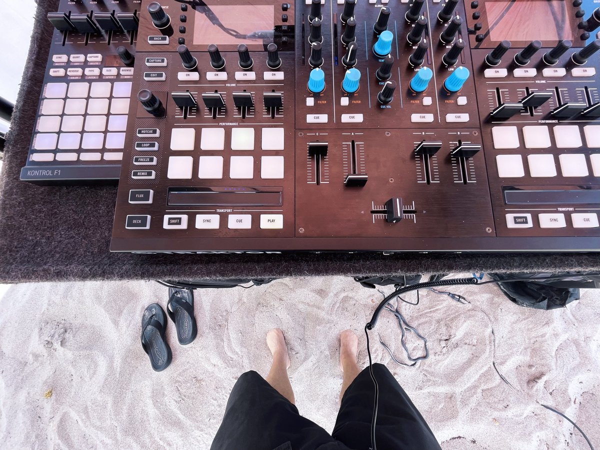 EdwardUnger's tweet photo. I enjoy losing myself in the music.. and this time I also lost my feet lol

#musicvibe
#edm
#tropicalvibe
#djhour
#electronicmusic https://t.co/Dt0EaUncEu