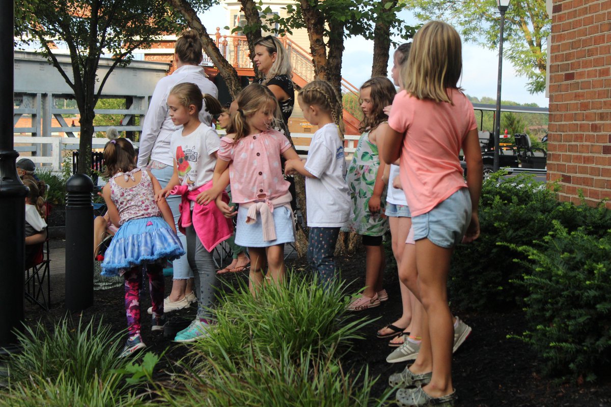 PerintonRec's tweet image. Tuesday night is the first of 3 children’s concerts the Town of Perinton will present at the Gazebo at Kennelley Park. Mr. Loops will take the stage from 6:30-7:30 for the free event. Mr. Loops leads off Tuesday, followed by Mistergreene on July 26 and Mike Kornich on August 9.