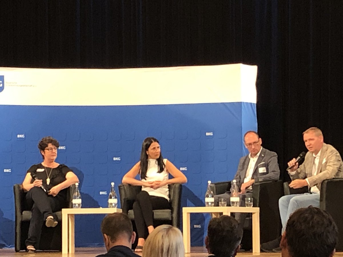 CarlsBarbara's tweet photo. Spannende Diskussion bei den Sommergesprächen der Bayerischen Krankenhausgesellschaft. @Ch_Haubrich plädiert für eine bedarfsorientierte Krankenhausplanung in Bayern. Wichtig und richtig!!! https://t.co/AYPpFS7BId