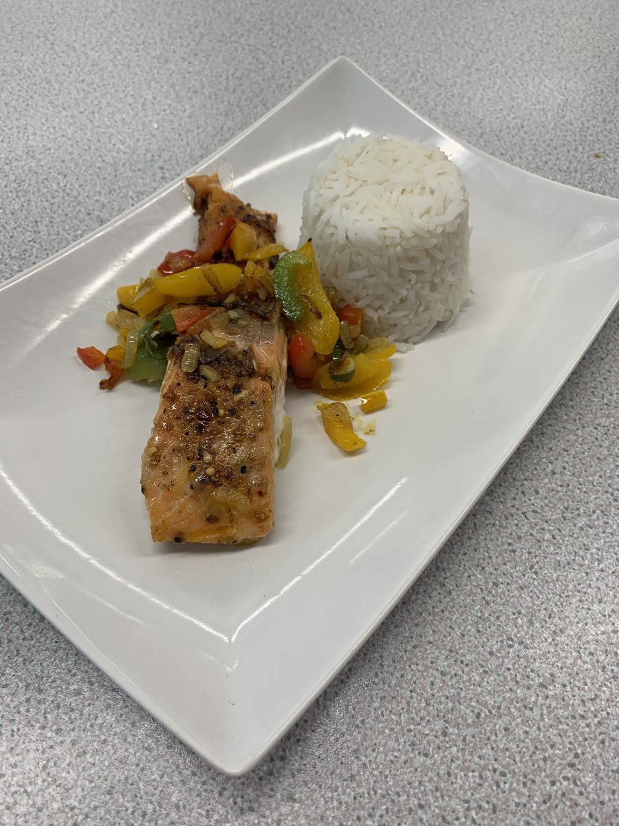 CaFoodtech's tweet photo. How amazing is this pescatarian dish made my Myah in Y9? Salmon with spiced vegetables and rice. Great presentation! Well done Myah! #foodlesson #chilternacademy @ChilternA https://t.co/53lsXXVLKZ