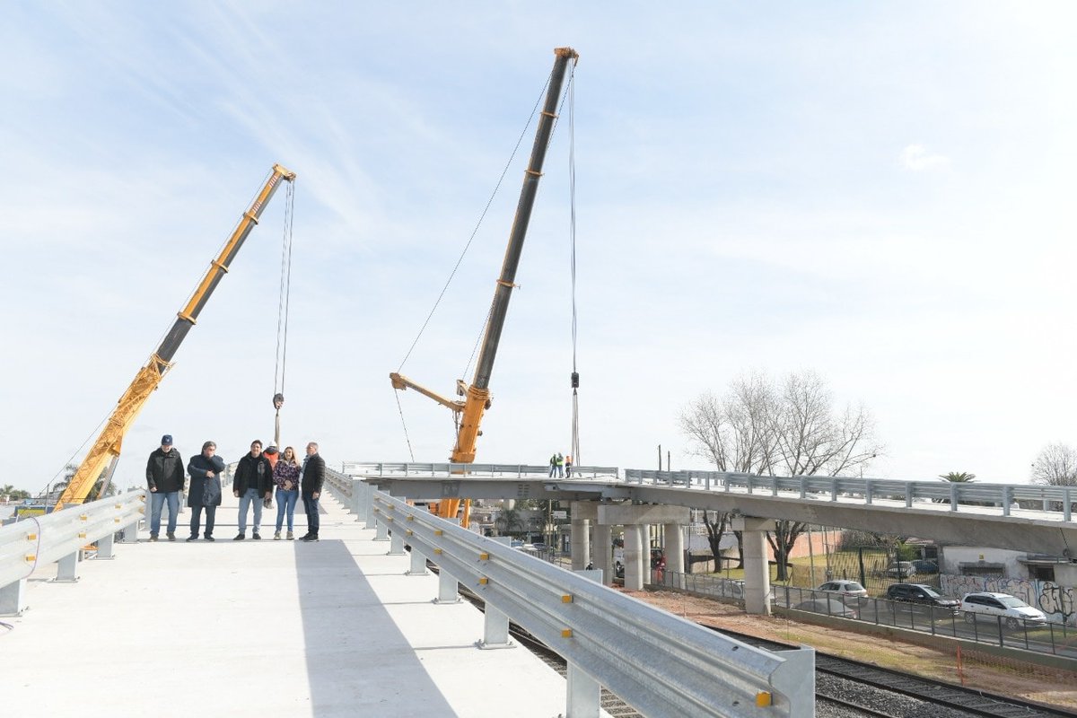 AgenciaComBA's tweet photo. ⛏ #Ituzaingó: Finaliza la obra del segundo puente modular

Inició la última etapa de montaje del puente modular en el cruce entre San Antonio de Padua e Ituzaingó https://t.co/FkVhnE13AT

#Obras #PuenteModular #Tránsito @KarinaMenendez0 @AlbertoDescalzo @MartinMarinucci #ComBA https://t.co/PMlLzyXIox