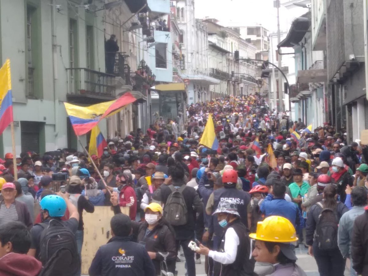 UnCafeConJJ's tweet photo. #URGENTE: Masiva movilización de grupos sociales y las bases de la @CONAIE_Ecuador avanzan por el Centro Histórico de #Quito.

#ParoNacional
#ParoNacionalEc2022 https://t.co/yO1uqjJUWG
