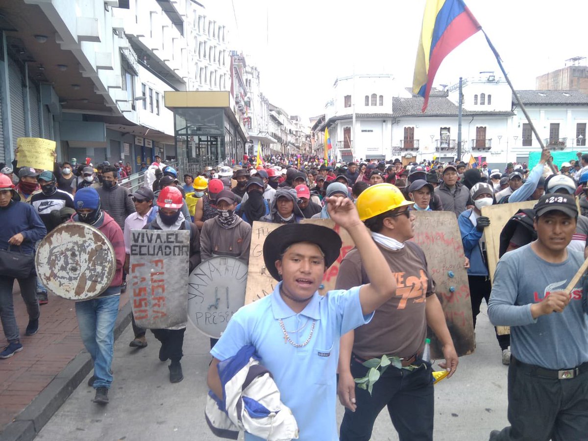 UnCafeConJJ's tweet photo. #URGENTE: Masiva movilización de grupos sociales y las bases de la @CONAIE_Ecuador avanzan por el Centro Histórico de #Quito.

#ParoNacional
#ParoNacionalEc2022 https://t.co/yO1uqjJUWG