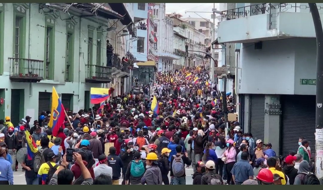 UnCafeConJJ's tweet photo. #URGENTE: Masiva movilización de grupos sociales y las bases de la @CONAIE_Ecuador avanzan por el Centro Histórico de #Quito.

#ParoNacional
#ParoNacionalEc2022 https://t.co/yO1uqjJUWG
