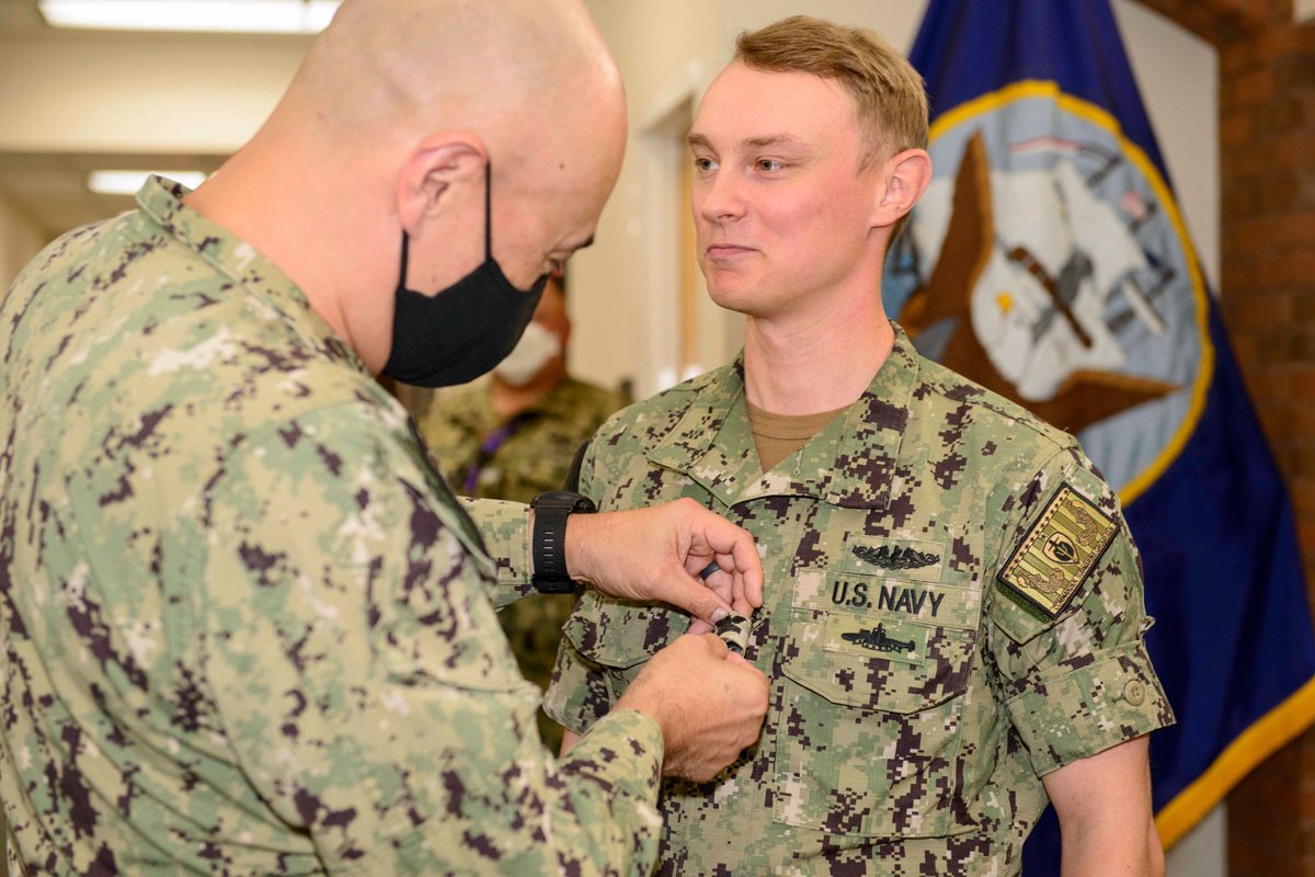 SUBGRU10's tweet photo. Congratulations to our newly promoted Sailor, Logistics Specialist (Submarines) 1st Class Terrence Loeser! https://t.co/tdVTBQOTH1