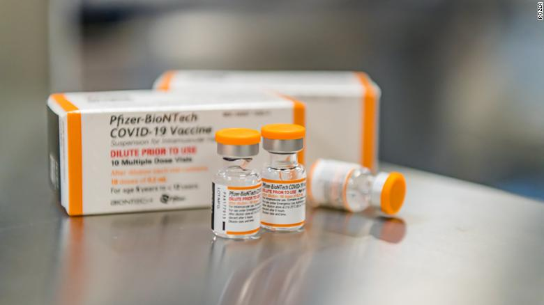 (1/2)
¿Nos ayudad difundiendo, por favor? 🙏🙏🙏
IMPORTANTE: Quienes lleven a sus pequeños de 10-11 años a vacunar verifiquen estos datos y pidan que les muestren el vial y  revisar la etiqueta. 
OJO con:
> Pfizer pediátrica - TAPA NARANJA
> # lote
> Fecha de caducidad