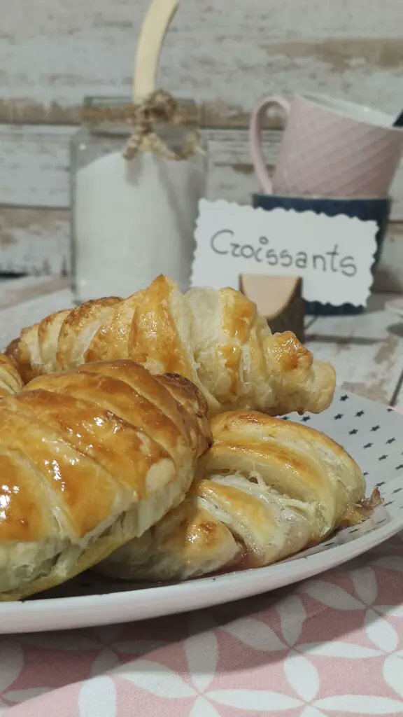 toledoendulce's tweet photo. - ¿Maniática con el desayuno? ¿Yo? No sé a qué te refieres.
- Claro que silencio el móvil para desayunar, necesito paz para tostar mi croissant.
- Y dale con que arranqué el timbre de la puerta. ¿A ti no te gusta untar la mantequilla del croissant en silencio?

#nosinmicroissant https://t.co/u6H2Mc4h8h