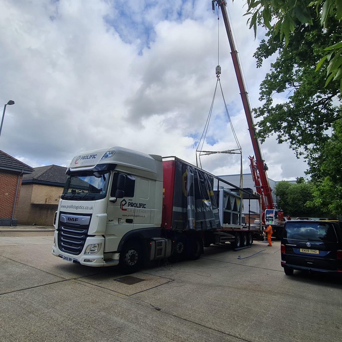 ProlificLogist1's tweet photo. Great photos of our driver delivering via a crane #specialist  #crane #dafxf #logistics #haulage #local https://t.co/24l2LJ02zJ
