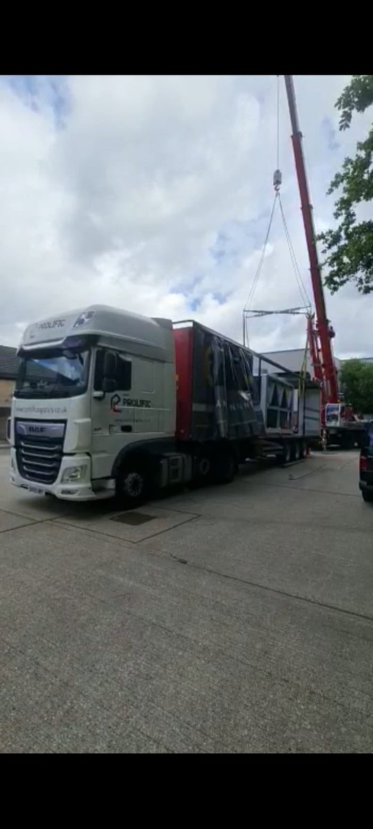 ProlificLogist1's tweet photo. Great photos of our driver delivering via a crane #specialist  #crane #dafxf #logistics #haulage #local https://t.co/24l2LJ02zJ