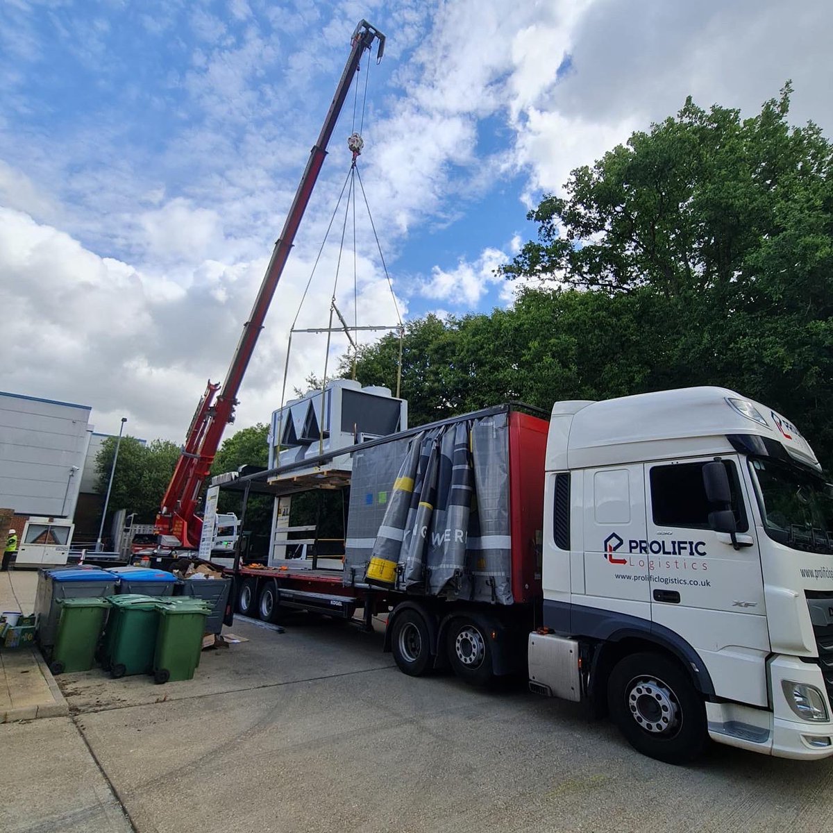 ProlificLogist1's tweet photo. Great photos of our driver delivering via a crane #specialist  #crane #dafxf #logistics #haulage #local https://t.co/24l2LJ02zJ