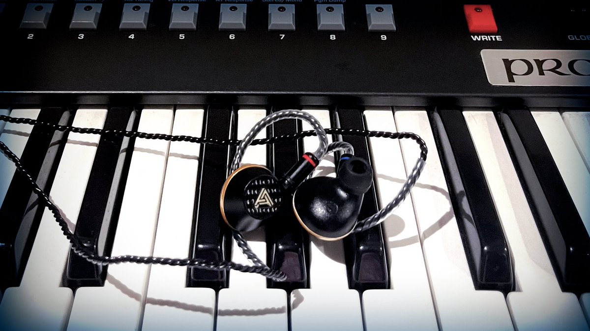 Audeze's tweet photo. Euclids #AudezeInTheWild courtesy of @LesCooperMusic https://t.co/d85TFDDJlj