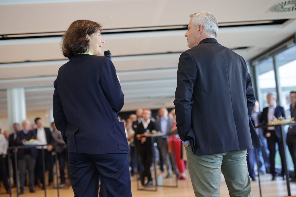 PressOrangeBE's tweet image. Exchanging with Orange Belgium team members, @Cheydema inspires, motivates and states: the tech revolution is not behind us, it’s in front of us #OrangeAhead #OrangeAdvancedTech #TheFutureIsOursToMake