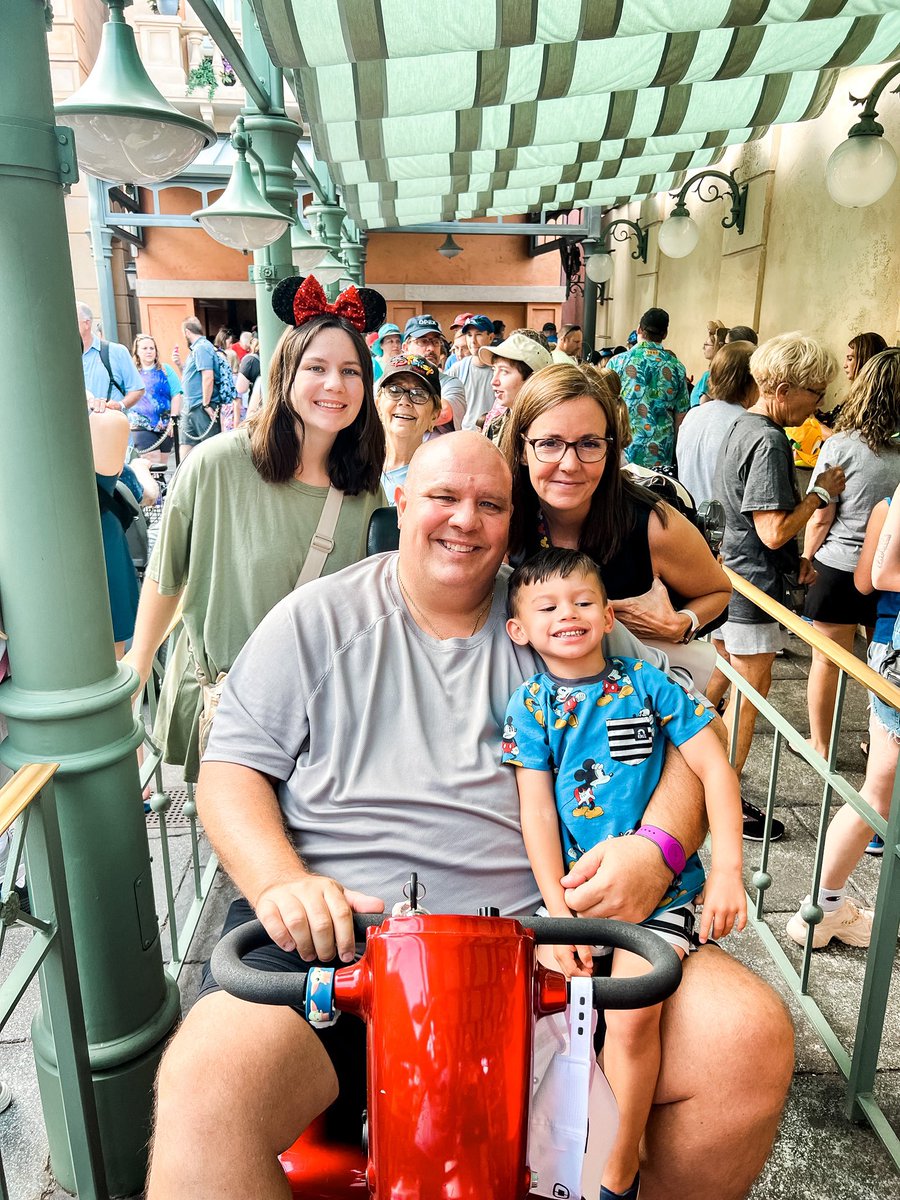 Yar_Neth's tweet photo. S/O to @nethertonj who tore his calf muscle 2 days before our trip to Disney and still managed to have a smile on his face! We love you!🏆 https://t.co/VzIsbn3RKU
