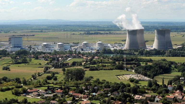 eu_coal's tweet photo. @LaurentBnard3 @EmmanuelMacron @Bundeskanzler @greenpeacefr Le nucléaire "énergie la plus décarbonée" est un mythe. L'analyse du cycle de vie oublie bien souvent de nombreux éléments ☢️
Par exemple l'impact carbone des voitures des travailleurs des centrales, souvent très éloignées des centres urbains 🚗
#NuclearFact #GreenCoal https://t.co/z5fcAnrFno