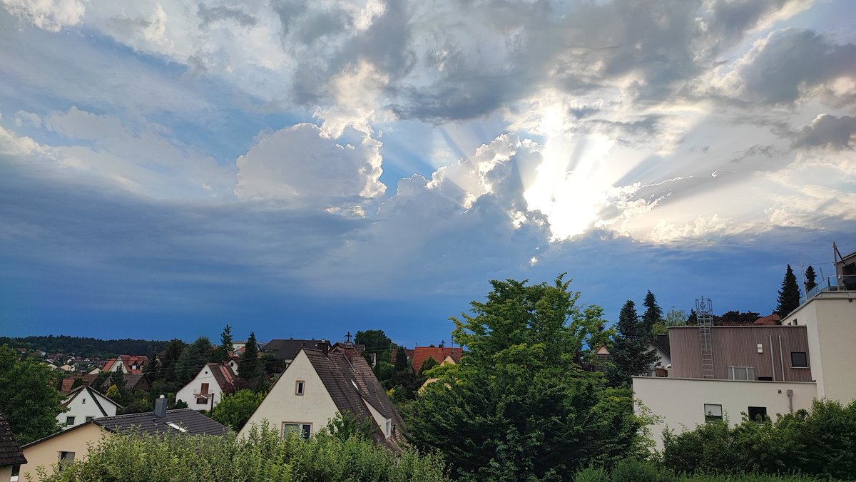 krasserbernd's tweet photo. Phantastisches Bild vom Himmel über #Pfaffenhofen mit den Gewittern, die aus Süden aufziehen
@unwetter_info @Kachelmannwettr https://t.co/ZEpW2unuWJ