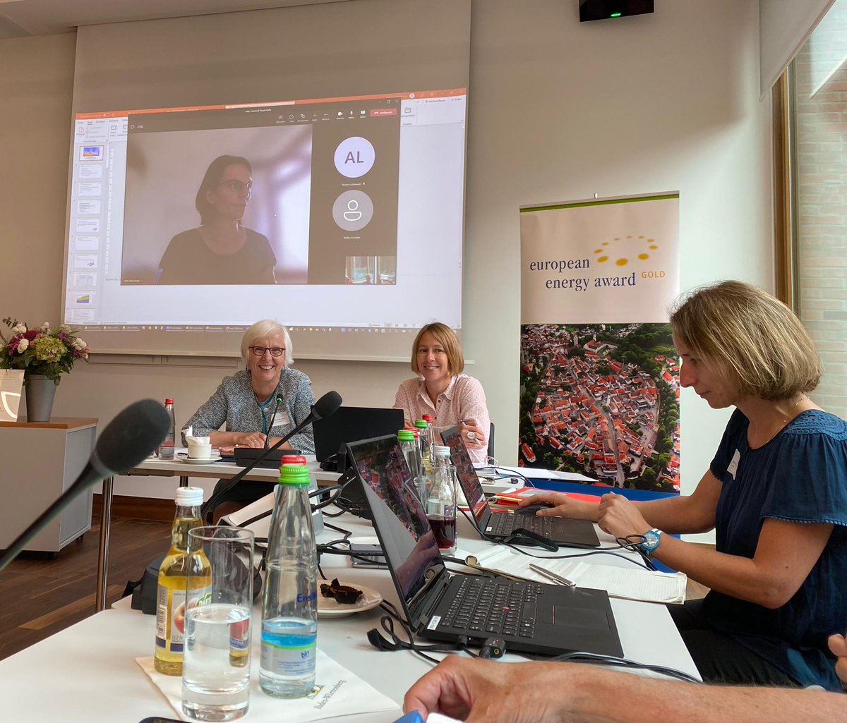 energiestadt_ch's tweet photo. #Energiestadt ist Teil des "european energy award". Hier Impressionen aus der GV in Brüssel mit der Präsidentin Gudrun Heute-Bluhm. https://t.co/gESDETCk7n https://t.co/jqxAHpxj0E