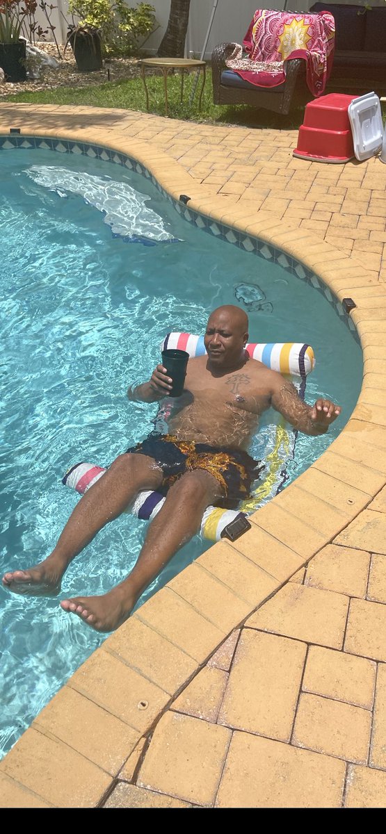 RickyBrumfield's tweet photo. How it started, How it’s going!
#VacationProblems 😂😂😂😂😂 https://t.co/KDPSP6bFvJ