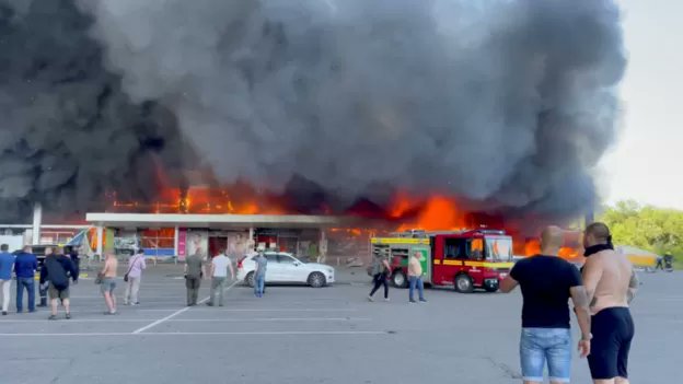remolacha's tweet photo. Un misil de Rusia destruye un centro comercial en Ucrania causando al menos 10 muertos y 40 heridos https://t.co/33SlX8hSSj

#remolachanet https://t.co/VWAsphTyhU