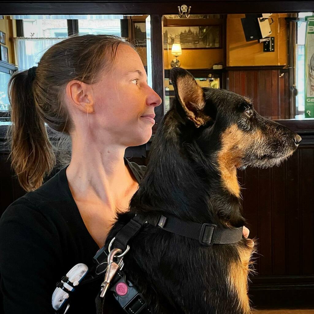 JanaElzaWuyts's tweet photo. Bengel in den Engel. Neuzen in dezelfde richting en mensen kijken maar.
#cafehanger #bier #podenco #boef #rescue #tractive #stamgast #engel #dogsofantwerpen #denengel #antwerpen #grotemarkt https://t.co/We9QDLQ61k https://t.co/uysWaKA4Bq