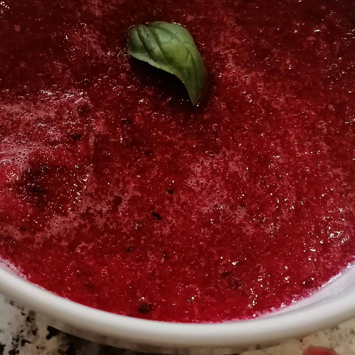 MikeKocht's tweet photo. #Suppen #Twooking bei 30°? Geht doch, wenn die Suppe KALT ist!
#Gazpacho wieder in rot. Aber OHNE #Paradeiser (#Tomaten), dafür mit #Rohnen (rote Rüben, rote Bete)
Anders aber ganz fein. Solltet ihr probieren!
https://t.co/apbNreaAeO https://t.co/bnO38Xvbk2