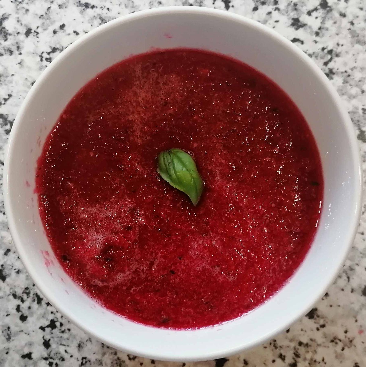 MikeKocht's tweet photo. #Suppen #Twooking bei 30°? Geht doch, wenn die Suppe KALT ist!
#Gazpacho wieder in rot. Aber OHNE #Paradeiser (#Tomaten), dafür mit #Rohnen (rote Rüben, rote Bete)
Anders aber ganz fein. Solltet ihr probieren!
https://t.co/apbNreaAeO https://t.co/bnO38Xvbk2