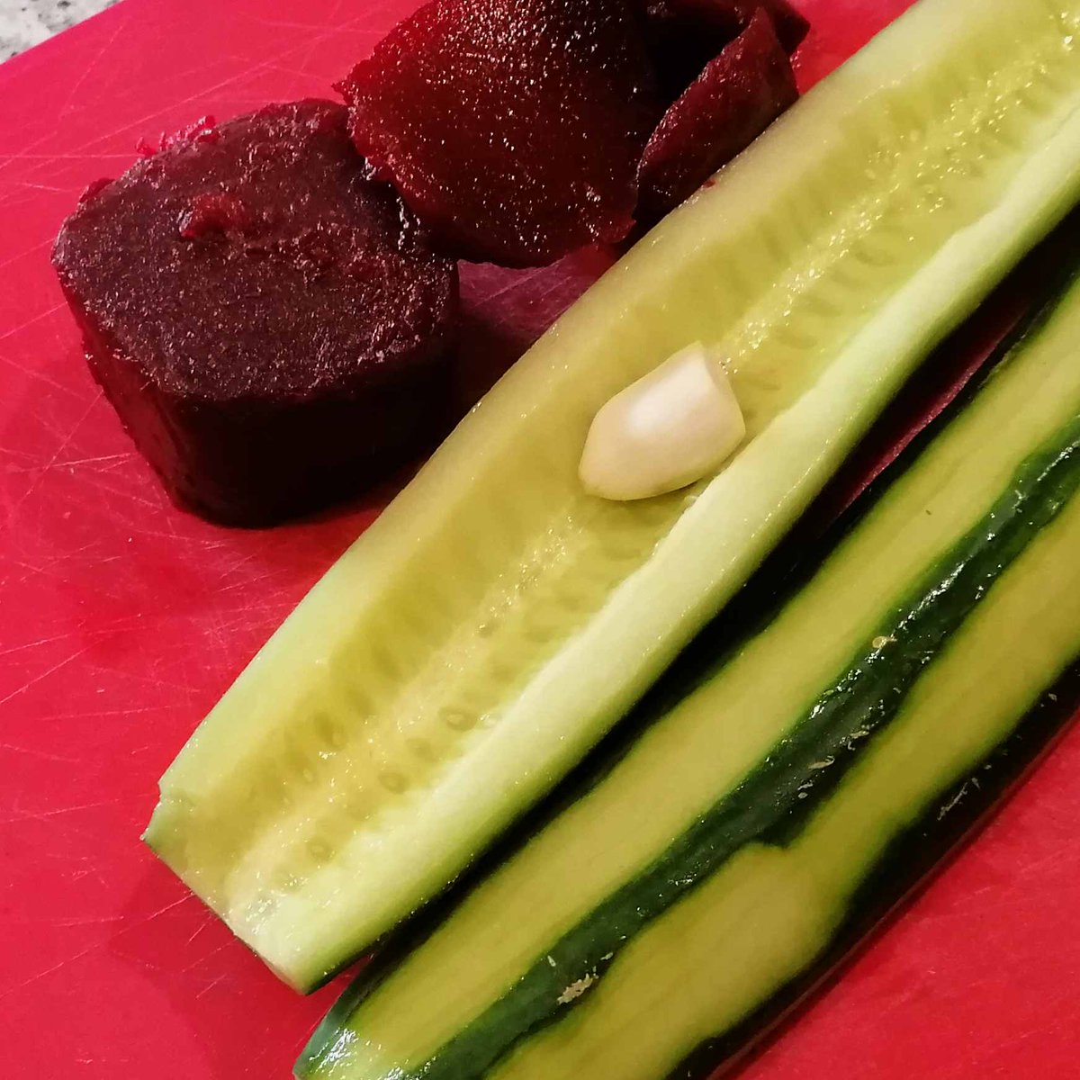 MikeKocht's tweet photo. #Suppen #Twooking bei 30°? Geht doch, wenn die Suppe KALT ist!
#Gazpacho wieder in rot. Aber OHNE #Paradeiser (#Tomaten), dafür mit #Rohnen (rote Rüben, rote Bete)
Anders aber ganz fein. Solltet ihr probieren!
https://t.co/apbNreaAeO https://t.co/bnO38Xvbk2